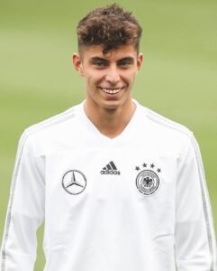 Warum spielt Havertz mit langen Ärmeln?